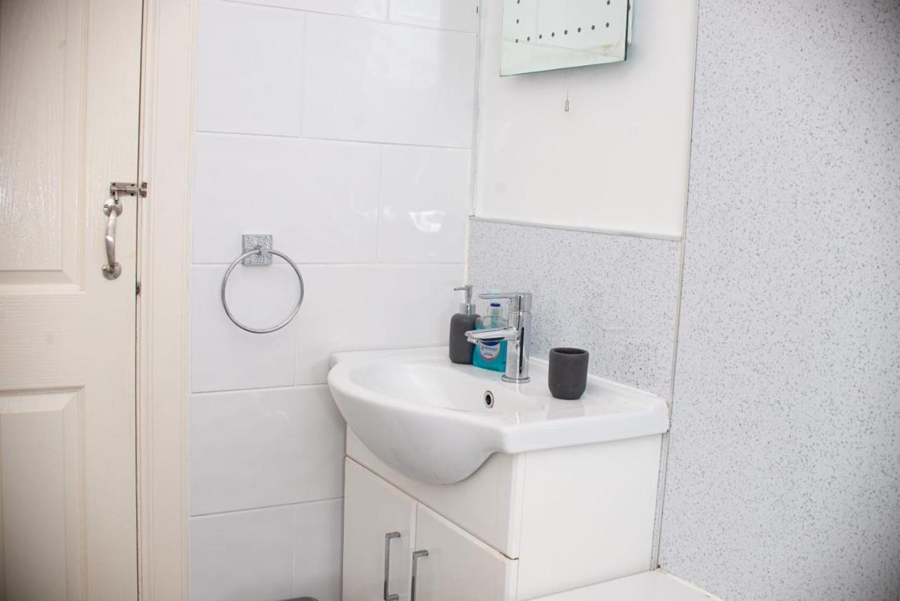 Entire Fabulous 2Bedroom First Floor Flat Located Within Close Proximity To City Centre & University Of Aberdeen With Private Parking Luaran gambar